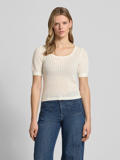 Frauenmodel trägt Slim Fit T-Shirt aus reiner Baumwolle Modell 'SCOUT' von Pieces, Optik: Unifarben, Struktur, Semitransparente-Optik, U-Ausschnitt, Kurzarm, Ärmelabschluss: Gerippt, Rumpfabschluss: Gerippt, Materialverarbeitung: Strick, Ganzkörperansicht von vorne.
