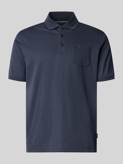 Produktfoto, Regular Fit Poloshirt mit Brusttasche und Label-Stitching von bugatti in Dunkelblau, Polokragen, glatte Struktur, schlichte Knopfleiste