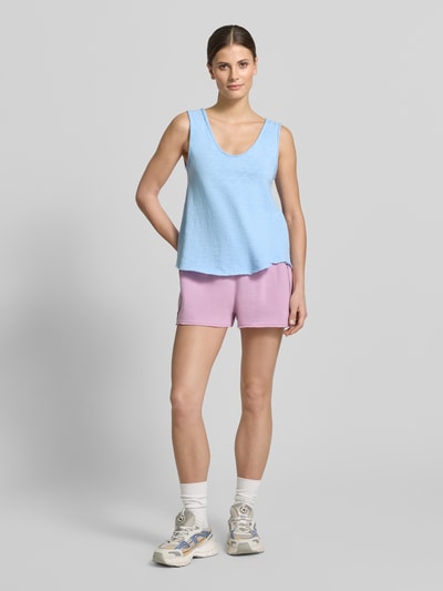 Frauenmodel trägt Tanktop mit U-Ausschnitt Modell 'SONOMA' von American Vintage in Hellblau, lockerer Schnitt, reine Baumwolle, Ganzkörperansicht von vorne.