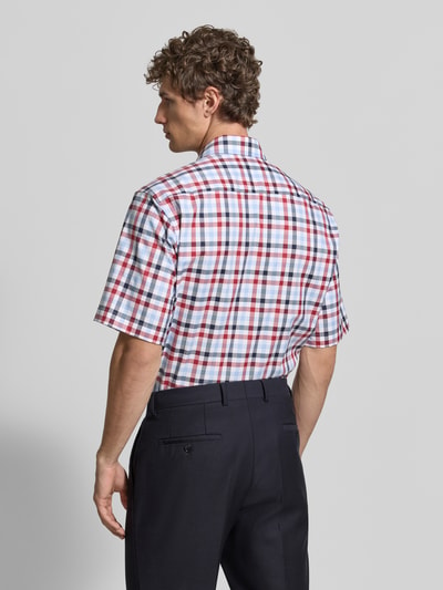 Männermodel trägt Comfort Fit Business-Hemd mit Kentkragen von ETERNA, kariertes Muster in Blau, Weiß, Rot, Reine Baumwolle, Ganzkörperansicht Rückansicht. Rückenlänge 79 cm, Schulterbreite 45 cm, Ärmellänge 30 cm, Knopfleiste, Brusttasche, abgerundeter Saum, Größe 40.