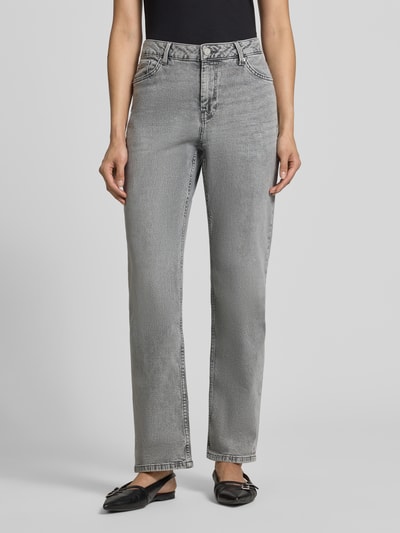 Frauenmodel trägt graue Straight Fit Jeans aus Baumwoll-Mix Modell 'KAROLIN' von s.Oliver RED LABEL, Ganzkörperansicht von vorne. Damen Straight Fit Jeans von s.Oliver RED LABEL.