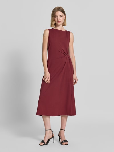 Kobiece modelka nosi Tailliertes Freizeitkleid aus Baumwoll-Mix von s.Oliver RED LABEL, efekt: jednolity kolor, krój: taliowany, długość midi, dekolt w łódkę, detale: drapowanie w talii, wszyty zamek błyskawiczny, szerokie ramiączka, bez rękawów, rozkloszowany dół, wykończenie materiału: dżersej, materiał: mieszanka bawełny, widok pełnej sylwetki z przodu.