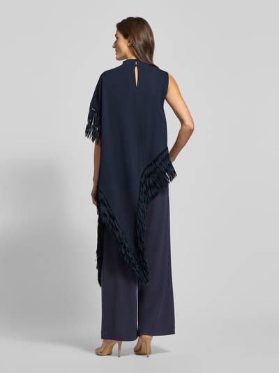 Kobiece model prezentuje Loose Fit Poncho mit langen Fransen Modell 'BADIVA' od BOSS, kolor granatowy, asymetryczny dół, widok z tyłu.