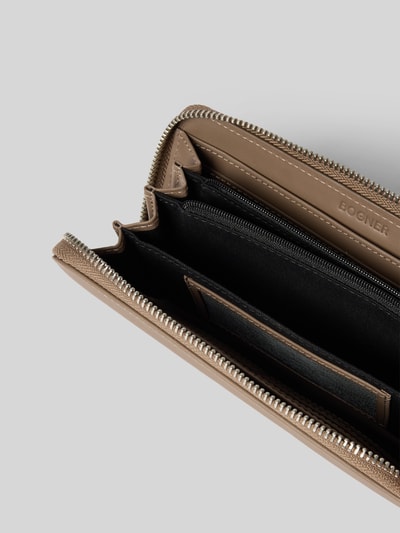 Productfoto, portemonnee met logodetail Model 'Ela' van BOGNER in taupe, hoofdvak met ritssluiting, ritsvak aan de binnenkant, Dames
