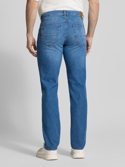Männermodel trägt Jeans im Used-Look Modell 'Cadiz' von BRAX, Baumwoll-Mix mit Stretch-Anteil, Regular-Fit, Eingrifftaschen, Ganzkörperansicht Rückansicht.
