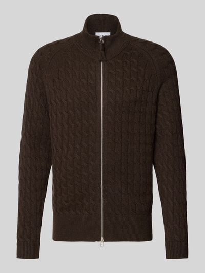 Produktfoto, Regular Fit Strickjacke aus reinem Kaschmir mit Zopfmuster von FTC Cashmere in Dunkelbraun, Zweiwege-Reißverschluss, elastische Abschlüsse, strukturierte Oberfläche, Herrenmodell, 70 cm Rückenlänge, 48 cm Ärmellänge.