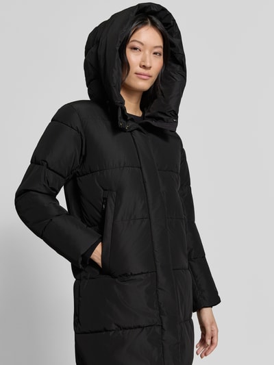 Vrouwenmodel draagt Regular fit lange jas in stiksels Model 'SOULANI' van khujo, zwart, capuchon met opstaande kraag, steekzakken, Nahaufnahme Oberkörper.