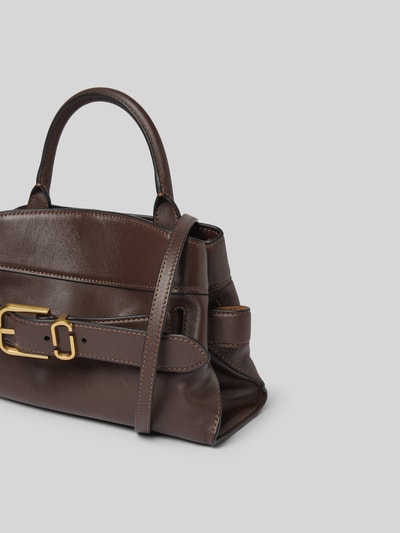 Produktfoto, Handtasche aus echtem Rindsleder von Marc Jacobs in Dunkelbraun mit Zierschnalle, Magnetverschluss, Innenfach mit Reißverschluss, 26 cm Breite, 16 cm Länge, 11 cm Tiefe, abnehmbarer Trageriemen, geteiltes Hauptfach.