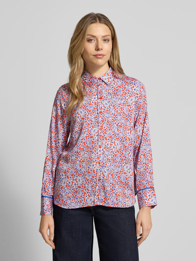 Vrouwenmodel draagt 'Hemdbluse mit Knopfleiste' van Smith and Soul, pure viscose, losse fit, gekleurde bloemenprint, vooraanzicht van het hele lichaam.