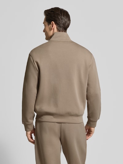Männermodel trägt Sweatjacke mit Stehkragen und Zweiwege-Reißverschluss von Emporio Armani, Baumwoll-Mix, Regular-Fit, Rückenlänge 66 cm, Ärmellänge 62 cm, Eingrifftaschen, Ganzkörperansicht Rückansicht.