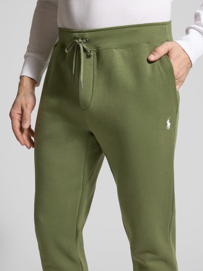 Mężczyzna nosi Tapered Sweatshorts aus Baumwoll-Mix od Polo Ralph Lauren, kolor jednolity, logo, bawełna, widok z przodu, zbliżenie na górną część ciała.
