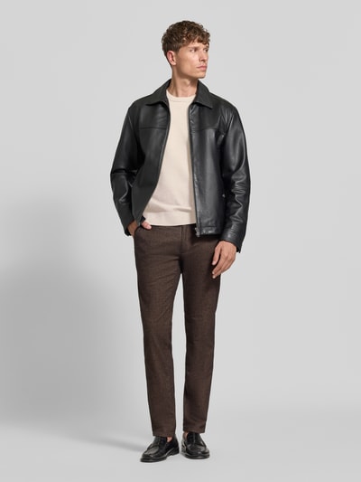 Mannelijk model draagt Schmale Hose aus Baumwoll-Mix model 'Fabio' van Brax in bruin, slanke pasvorm, Heren broek, Ganzkörperaanzicht van voren