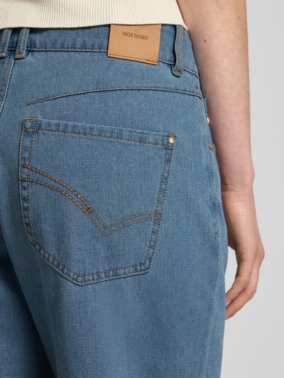 Kobieta nosi Wide Fit Jeans im 5-Pocket-Design Modell 'Hellen' von MOS MOSH z mieszanki bawełny, detal z tyłu, zbliżenie na biodra.