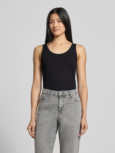 Frauenmodel trägt Slim Fit Tanktop aus Baumwoll-mix von s.Oliver RED LABEL in Schwarz zu grauer Jeans, Ganzkörperansicht von vorne.
