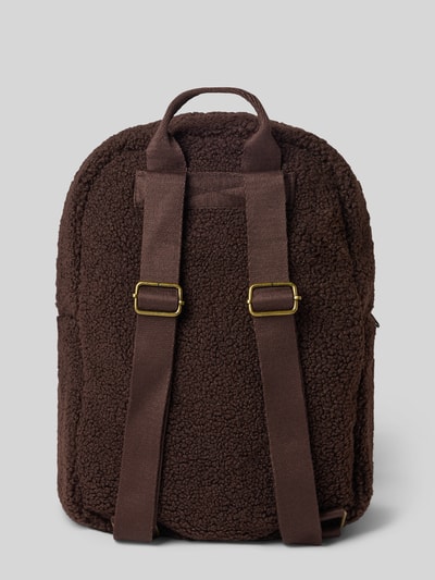 Produktfoto, Rucksack aus Teddyfell von Studio Noos w kolorze brązowym, futerko, regulowane paski na ramię, Szerokość w rozmiarze 1: 35 cm, Długość w rozmiarze 1: 39 cm, Głębokość w rozmiarze 1: 15 cm, długość pasków w rozmiarze 1: 50 cm, Główna przegroda zapinana na zamek błyskawiczny dookoła, przegródka zewnętrzna i wewnętrzna zapinane na zamek błyskawiczny
