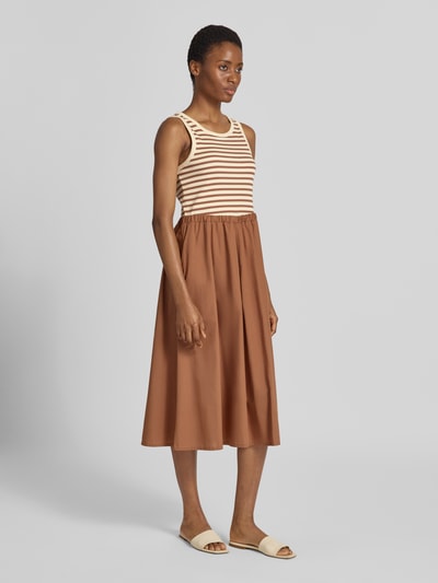 Frauenmodel trägt Tailliertes Freizeitkleid aus Baumwoll-Mix von s.Oliver RED LABEL in Creme, Braun und Weiß, Ganzkörperansicht von vorne.