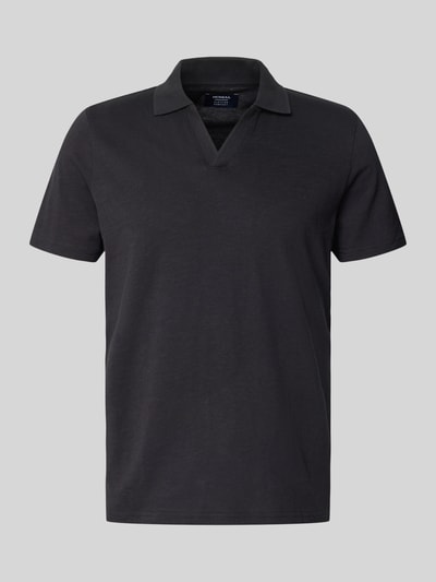 Produktfoto, Slim Fit Poloshirt mit V-Ausschnitt von MCNEAL in Schwarz, reine Baumwolle, kurze Ärmel, glatte Struktur, frontale Ansicht.
