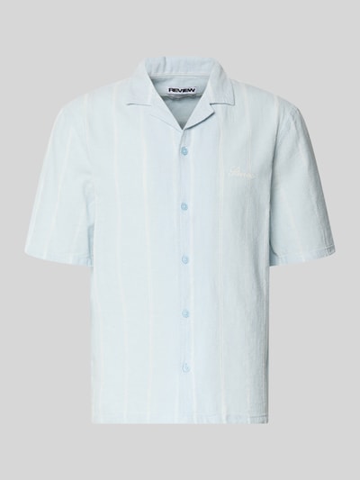 Produktfoto, Regular Fit Freizeithemd aus Baumwoll-Leinen-Mix mit Reverskragen von REVIEW, hellblau mit feinen weißen Streifen, Allover-Look, dezentes Label-Stitching, strukturierte Oberfläche, kurze Ärmel, Vorderansicht.