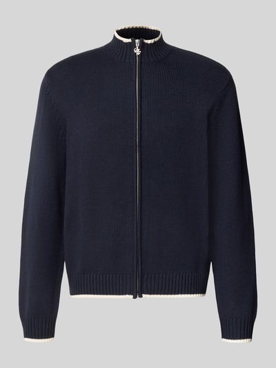 Produktfoto, Strickjacke mit Reißverschluss Modell 'FREDERIKSBERG' von JACK & JONES in Dunkelblau, Baumwoll-Mix, gerippter Stehkragen, Regular Fit, Kontraststreifen, neutrale graue Hintergrundfarbe, glatte Textur, Kontext: Rückenlänge 66 cm, Ärmellänge 74 cm