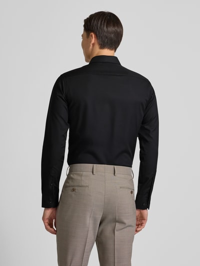 Männermodel trägt Slim Fit Business-Hemd mit Knopfleiste von Eterna aus reiner Baumwolle, schwarz, Rückenansicht, Ganzkörperansicht Rückansicht.