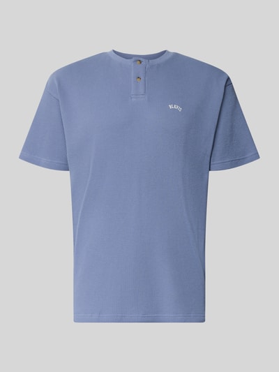 Produktfoto, Henley-Shirt mit Strukturmuster und Label-Stitching von BLKVIS, bawełna, krój regular fit, okrągły dekolt, listwa guzikowa, długość tyłu w rozmiarze M 72 cm, niebieski, fakturowana powierzchnia