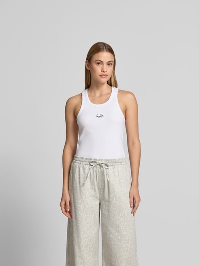Frauenmodel trägt Tanktop mit Logo-Print von Lala Berlin aus Baumwoll-Mix, körpernahe Passform, Ripp-Optik, Rundhalsausschnitt, Ganzkörperansicht von vorne.