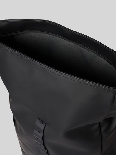 Produktfoto, czarny Rucksack mit Logo-Detail Modell 'Spläsh Rolltop' von GASTON LUGA, gładka struktura, Główna przegroda zamek błyskawiczny, Szerokość w rozmiarze 1: 43 cm, Długość w rozmiarze 1: 48 cm, Głębokość w rozmiarze 1: 14 cm, długość szelek 84 cm