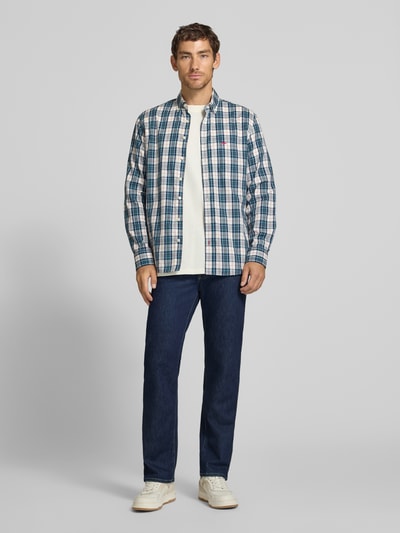 Männermodel trägt Relaxed Fit Jeans aus Baumwoll-Mix Modell 'Clint' von Brax, dunkelblau, Herren Wide & Loose Fit Jeans, Ganzkörperansicht von vorne.
