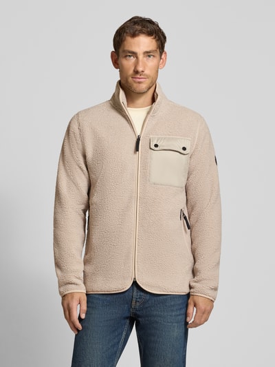 Männermodel trägt Regular Fit Jacke mit Stehkragen Modell 'Peter' von Didriksons, Strukturmuster, Brusttasche, Ganzkörperansicht von vorne.
