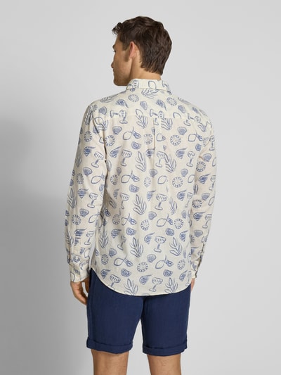 Männermodel trägt Regular Fit Freizeithemd im Allover-Look mit Kentkragen von MCNEAL, Leinen-Baumwoll-Mix, Rückenlänge 76 cm, Ganzkörperansicht Rückansicht.