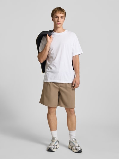 Mannenmodel draagt Loose Fit Shorts met elastische tailleband model 'WILL' van Only & Sons, effen, met plooien en steekzakken, volledige lichaamsvooraanzicht.