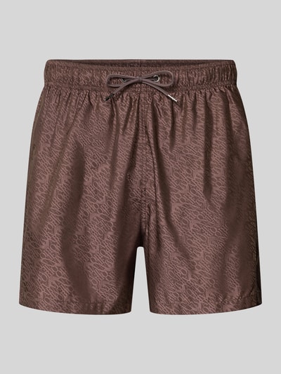 Produktfoto, Regular Fit Badeshorts mit Allover-Logo-Print von Emporio Armani, brauner Stoff, elastischer Bund, Tunnelzug, Herren Badeshorts.