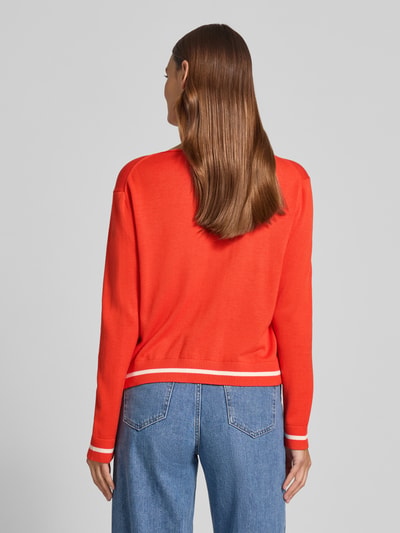Vrouwenmodel draagt Regular Fit Pullover uit viscosemix met kasjmieraandeel van Smith & Soul in tricotlook met motiefstitching, oranje met witte accenten, ruglengte 53 cm, mouwlengte 58 cm, jeans, gebreide textuur, volledige lichaamsaanzicht achterkant.
