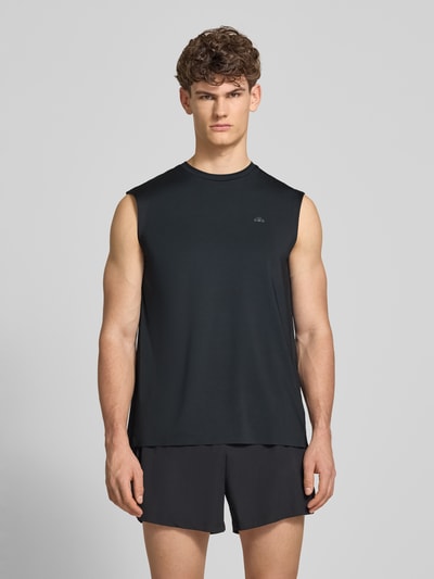 Männermodel trägt Relaxed Fit Top mit Logo-Print Modell 'OLIOS' von Ellesse aus Elastischer-Material-Mix in Schwarz, Rundhalsausschnitt, Herren Top, Ganzkörperansicht von vorne. Rückenlänge bei Größe M: 74 cm.