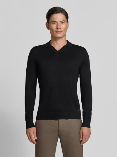 Männermodel trägt schwarzen Strickpullover mit Viskose-Anteil Modell 'MANICA LUNGA' von MARKUP, Umlegekragen, Ganzkörperansicht von vorne. Herren Strickpullover, Viskose-Mix, gerader Schnitt, Label-Applikation, gerippte Abschlüsse, Rückenlänge 52 cm, Ärmellänge 64 cm.