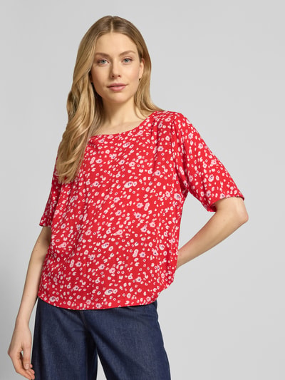 Frauenmodel trägt Blusenshirt aus Reine Viskose mit 1/2-Arm Modell 'MARRAKECH' von ICHI im Allover-Look, Regular-Fit, Rundhalsausschnitt, Ganzkörperansicht von vorne