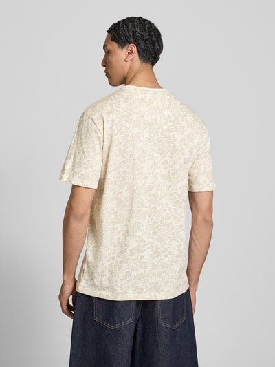 Męski model nosi Regular Fit T-Shirt aus reiner Baumwolle Modell 'PERRY' od Only & Sons, jasny kolor, wzór allover, tkanina jersey, widok całej sylwetki z tyłu.