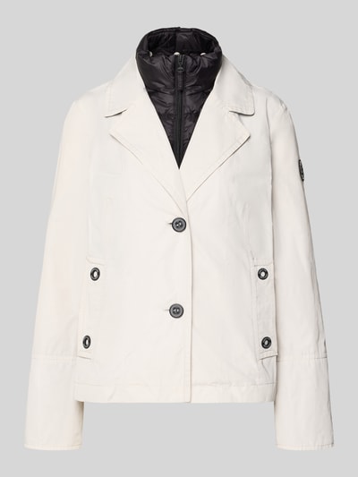 Produktfoto, Jacke im 2-in-1-Look von Amber & June, krój regular fit, kołnierz z połami, listwa guzikowa, detal z logo, kolor jasny, gładka faktura, długość tyłu w rozmiarze 36: 65 cm, szerokość ramion w rozmiarze 36: 42 cm, szerokość klatki piersiowej w rozmiarze 36: 51 cm, długość rękawów w rozmiarze 36: 63 cm