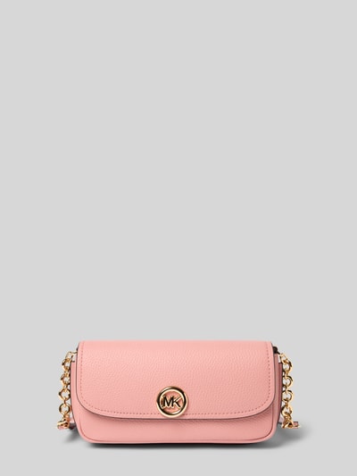 Produktfoto, Shoulder Bag aus echtem Leder Modell 'Nolita' von MICHAEL Michael Kors in Rosa mit Ketten-Trageriemen, goldfarbenem Logo-Detail, Hauptfach mit Überschlag, strukturierte Oberfläche, neutraler Hintergrund