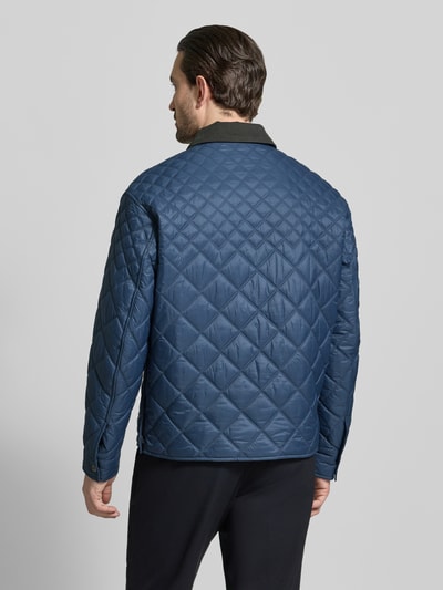 Männermodel trägt Regular Fit Steppjacke mit Cord-Kragen Modell 'C-COSMIX' von BOSS, Optik: unifarben, Ganzkörperansicht Rückansicht.