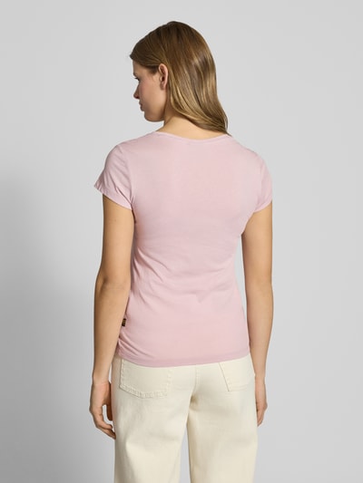 Modelka prezentuje Damski t-shirt T-Shirt mit Label-Stitching od G-Star Raw z bawełny, krój slim fit, prążkowany okrągły dekolt, długość tyłu 57 cm, jasnoróżowy, gładka tekstura, widok całej sylwetki od tyłu.