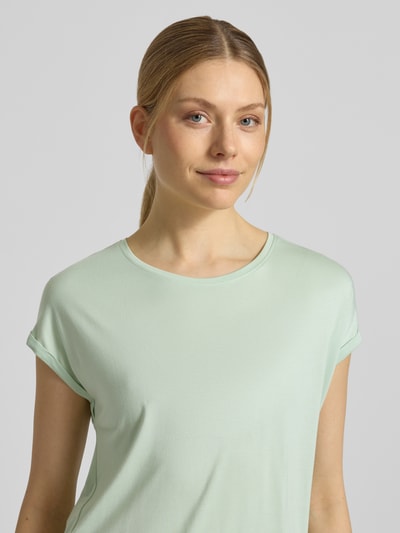 Frauenmodel trägt Loose Fit T-Shirt aus Viskose-Mix von Tom Tailor Denim, Optik: Unifarben, Rundhals, Kurzarm, Nahaufnahme Oberkörper.
