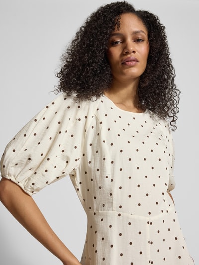 Frauenmodel trägt Midikleid aus Viskose-Mix im Allover-Look von Jake*s Casual mit A-Linie und Puffärmeln, Nahaufnahme Oberkörper.