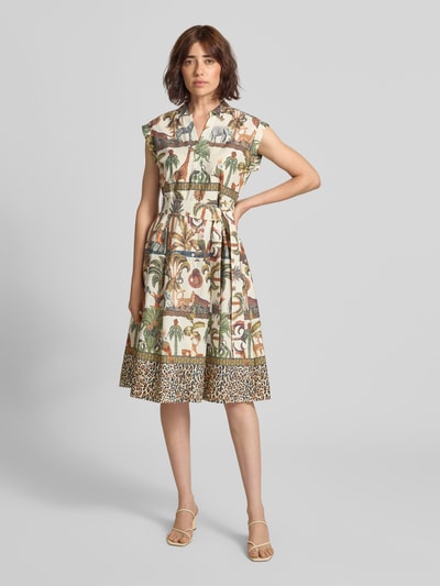 Frauenmodel trägt Hemdblusenkleid im Allover-Look mit Bindegürtel von MORE & MORE, A-Linie, Midikleid, reine Baumwolle, Ganzkörperansicht von vorne.