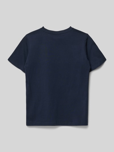Produktfoto, dunkelblaues T-Shirt mit Label-Stitching und Rundhalsausschnitt von CHAMPION, glatte Baumwollstruktur, Rückenlänge 55 cm bei Größe 140.
