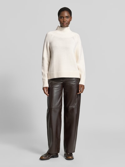 Vrouwenmodel draagt gebreide pullover uit puur linnen van MICHAEL Michael Kors in crème, los model, opstaande kraag met riblook, Raglanmouwen, ribboorden, ruglengte maat S 67 cm, mouwlengte maat S 48 cm, volledige vooraanzicht.