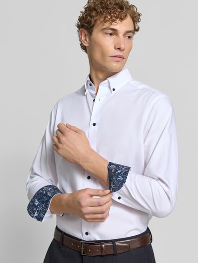 Männermodel trägt Modern Fit Businesshemd aus reiner Baumwolle von OLYMP, weiß mit blauen Kontrasteinsätzen, Nahaufnahme Oberkörper, Herren Businesshemd von OLYMP