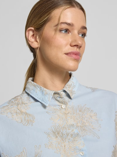 Männermodel trägt Regular Fit Bluse mit Stitchings Modell 'LUCY' von 0039 Italy, jasnoniebieski kolor, czysta bawełna, kołnierz koszulowy, detal haftu, długość pleców w rozmiarze S: 67 cm, długość rękawa w rozmiarze S: 47 cm, krój regular fit, zbliżenie na górną część ciała