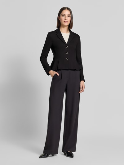 Frauenmodel trägt Slim Fit Blazer aus Viskose-Mix mit Reverskragen von Christian Berg Woman Selection, Schwarz, Schößchen, Knopfleiste, Ganzkörperansicht von vorne.