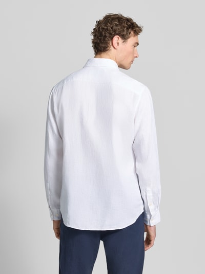 Męski model nosi Regular Fit Freizeithemd aus reinem Leinen von Marc O'Polo, biała gładka tkanina lniana, widok całej sylwetki od tyłu.